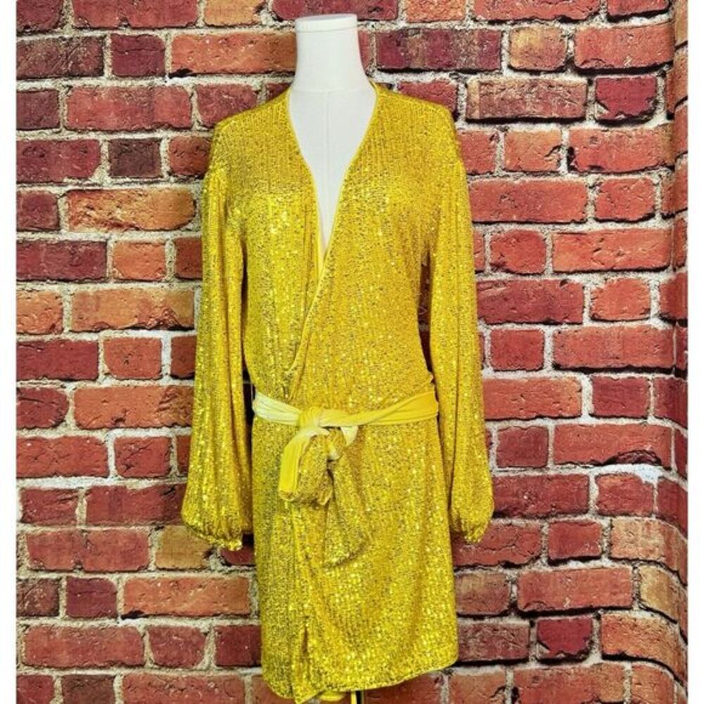 VICI Exclusive + Fate Yellow Sequin Top Size Small‎ NWT